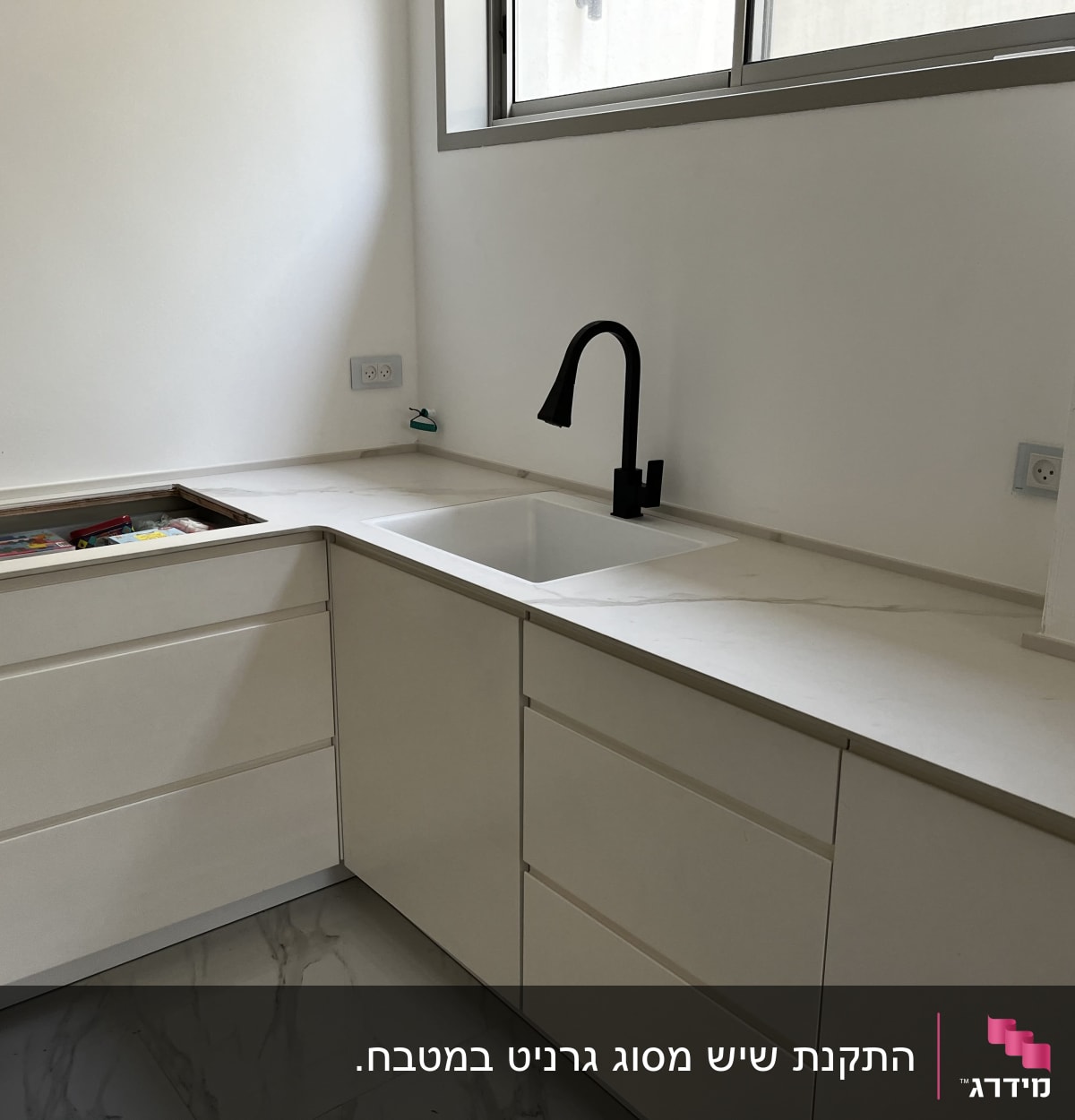 שיש לבן במטבח עם כיור וברז שחור